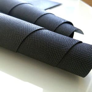 Черный кожзаменитель Питон